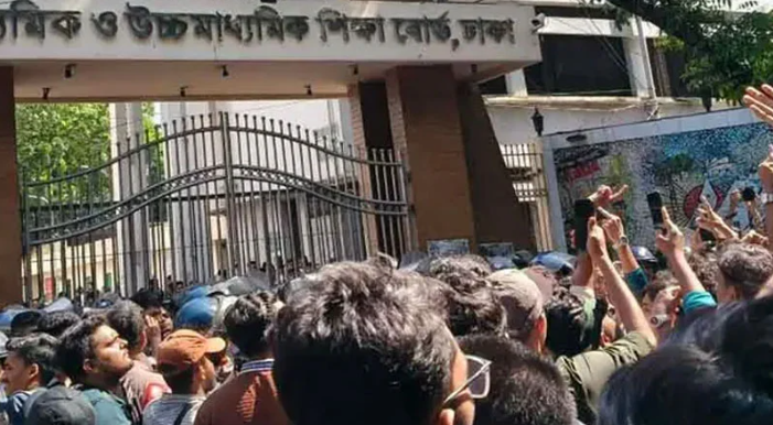 শিক্ষামন্ত্রীর পদত্যাগ দাবিতে ঢাকা শিক্ষা বোর্ড ঘেরাও, তিন দফা দাবিতে শিক্ষার্থীদের বিক্ষোভ